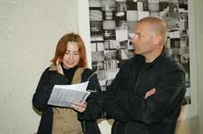 Jolana Havelková zahajuje výstavu Michala Škody v průchodu domu č.p. 93 v ulici Na Hradbách, foto Josef Čáslava