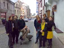 V ulici Na Hradbách (Jolana Havelková, Pavel Baňka, studenti FUUD v Ústí nad Labem), foto Jiří Kudrnáč, Radek Jandera 