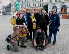Na Karlově náměstí (Vladimír Birgus, Pavel Scheufler, Aleš Kuneš, studenti FUUD v Ústí nad Labem), foto Jiří Kudrnáč, Radek Jandera 