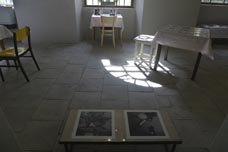 Instalace fotografií Mariana Kusika (realizace Lucia Nimcová, Roman Babjak, Michal Moravčík), foto autoři instalace